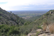 Mirada atrás desde el Rec de Sant Onofre: vemos la llanura ampurdanesa.