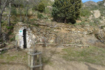 Detrás de la ermita hay una fuente y unos bancos de piedra.