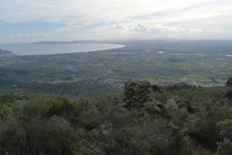 A nuestra derecha, seguimos disfrutando de buenas vistas del golfo y la llanura ampurdanesa.