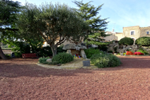 Plaza del Dolmen, en Capmany.