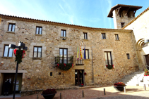 Ayuntamiento e iglesia de Santa Àgata.