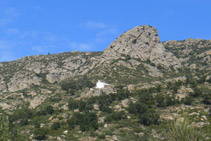 Durante el itinerario divisamos en todo momento la ermita de Sant Onofre a lo lejos.