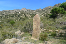 Menhir d´en Poet y la ermita de Sant Onofre al fondo.