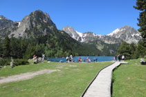 La pasarela nos conduce hasta el lago de Sant Maurici.