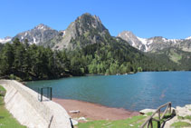 El lago de Sant Maurici y su pequeña presa.