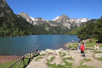 Es posible acercarse hasta casi la orilla del lago.