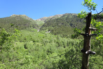 Al norte, al otro lado del valle, tenemos el Pinetó y la sierra del Pago.