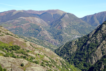 Montañas occitanas y el pueblo francés de Meles.