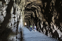 Caminando por el interior del primer túnel.