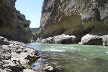 Bajamos hasta el lecho del río.