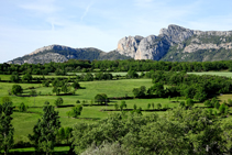 Entre campos de cereales bajo la mirada de la Geganta Adormida.