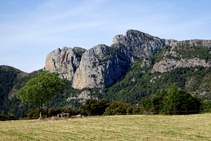 Campos segados debajo de la Geganta Adormida.