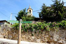 Cruce debajo de la iglesia de Montcortès.