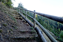 Camino arreglado sobre las rocas de la mina.