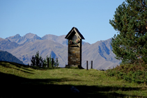 Oratorio frente a la cordillera pirenaica.