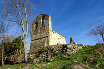 Campanario de espadaña de Sant Miquel del Mont.