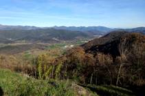 El valle de Bianya con el Bassegoda al fondo.