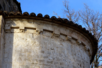 Detalle del ábside de Sant Andreu del Coll.