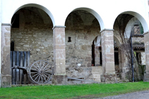 Carro en la entrada del Mas El Colomer.