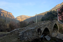El hermoso puente románico de la Valldora.