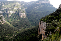 El hundida Valldora descendiendo hacia Sant Pere de Graudescales.