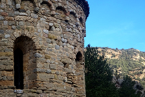 Detalle del ábside de Sant Pere de Graudescales, con la característica arquería ciega de estilo lombardo.