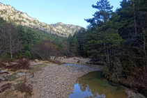 El hermoso río Aigua d´Ora discurre por el fondo del valle.