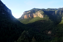 La solitaria Valldora vista desde el Mirador dels Presidents (fuera de ruta), con Sant Pere de Graudescales hundido al fondo.