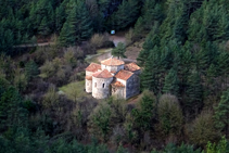 Sant Pere de Graudescales visto desde el Mirador dels Presidents (fuera de ruta).