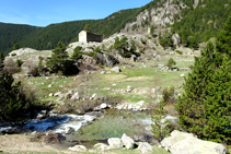 Observamos la ermita de la Mare de Déu dels Àngels, que se encuentra sobre unas rocas, al otro lado del río.