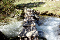 Pasarela para atravesar el río de la Llosa.