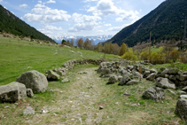 Muros de piedra seca en Cal Jan de la Llosa.