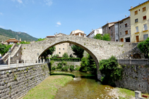 El majestuoso puente Vell.