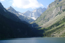 Lago de Gaube i circo de Oulettes al fondo.