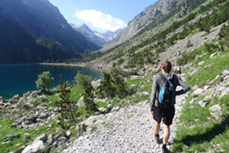 Rodeamos el lago de Gaube por su margen occidental (O).