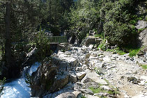 Puente a través del cual recuperamos el lado oriental (E) del valle.