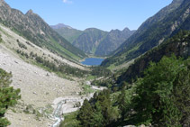 Vista del valle de Gaube y del lago de Gaube (N) desde la cascada de Esplumouse.