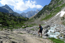 Avanzamos por un terreno propio de la alta montaña pirenaica.