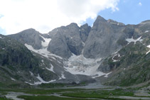 Distinguimos perfectamente el Couloir de Gaube con su característica forma de "Y".