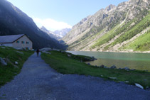 Últimos metros hasta la Hôtellerie du Lac de Gaube.