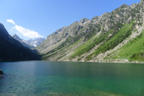 Lago de Gaube i circo de Oulettes de Gaube al fondo.