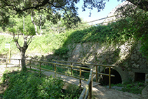 Puente y giro de casi 180º a la izquierda.