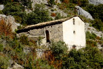 Ermita de Sant Gervàs con su fachada principal (la S) encalada.