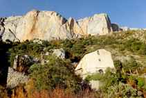 Vista de la ermita de Sant Gervàs, situada a media ladera por debajo de la sierra homónima.