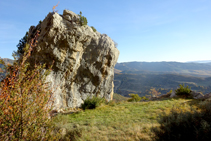 Gran roca situada delante de la ermita.