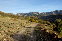 La pista nos lleva hasta el barranco de Miralles. Al fondo, vistas a las Roques del Castellet.
