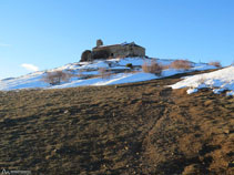 Santa María de Bell-lloc, en lo alto de la colina.