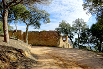 Restos de la masia de Can Codolar.