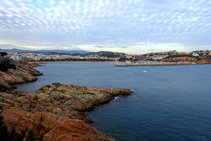 La playa y el puerto de Sant Feliu de Guíxols.