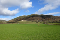 Masía Capdevila desde el Pla de Capdevila.